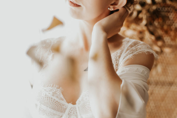 Jessika Hill of Jessika Christine Photography is a Kansas City, Kansas is a boudoir photographer and is telling us about outdoor boudoir photography! If you are interested in doing an outdoor boudoir photo shoot then you need to read this!