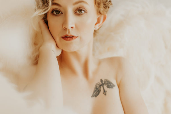 Jessika Hill of Jessika Christine Photography is a Kansas City, Kansas is a boudoir photographer and is telling us about outdoor boudoir photography! If you are interested in doing an outdoor boudoir photo shoot then you need to read this!